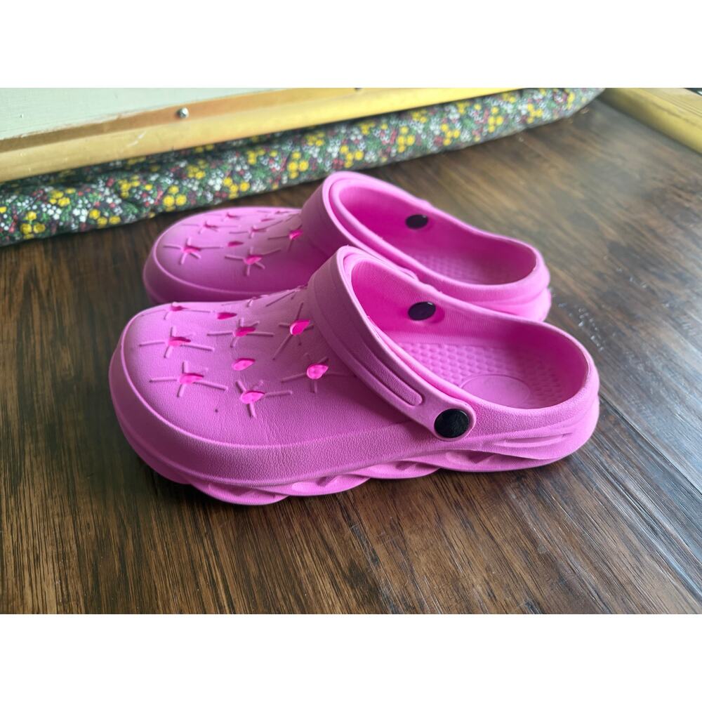 NWoT kids 3.5-45 pink croc style shoes